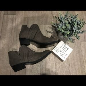 🖤 FLASH SALE 🖤 Me Too Gray ankle boots 🖤